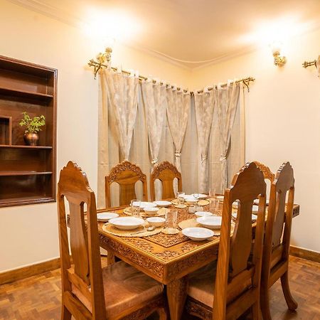 Stayvista At Pinewood Villa - Pet Friendly Villa With Lawn & Pool Table Σριναγκάρ Εξωτερικό φωτογραφία