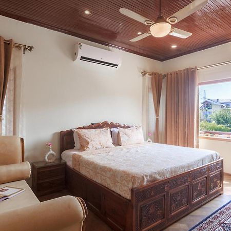 Stayvista At Pinewood Villa - Pet Friendly Villa With Lawn & Pool Table Σριναγκάρ Εξωτερικό φωτογραφία
