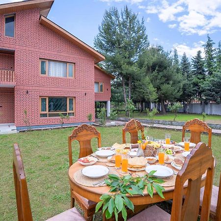 Stayvista At Pinewood Villa - Pet Friendly Villa With Lawn & Pool Table Σριναγκάρ Εξωτερικό φωτογραφία