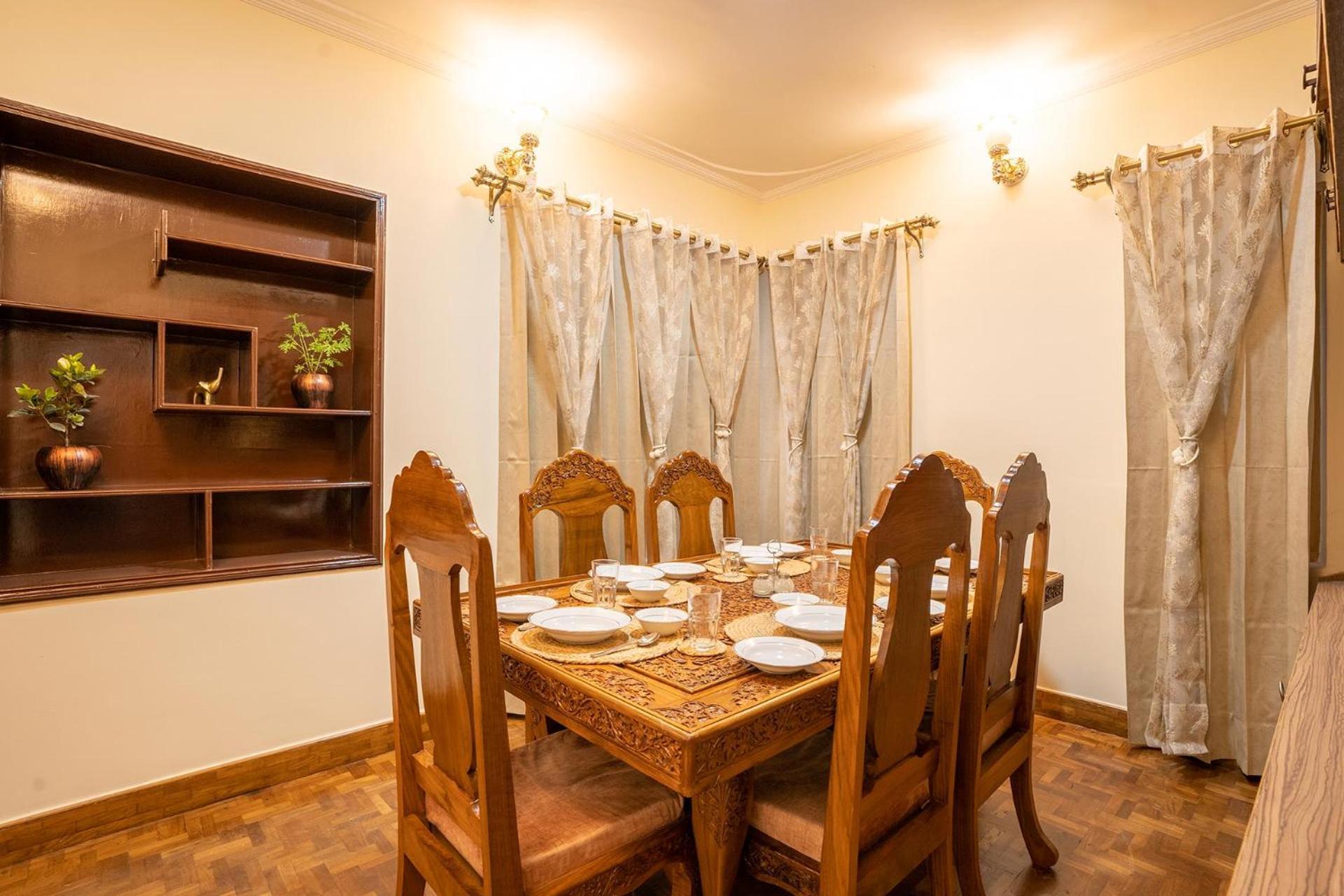 Stayvista At Pinewood Villa - Pet Friendly Villa With Lawn & Pool Table Σριναγκάρ Εξωτερικό φωτογραφία