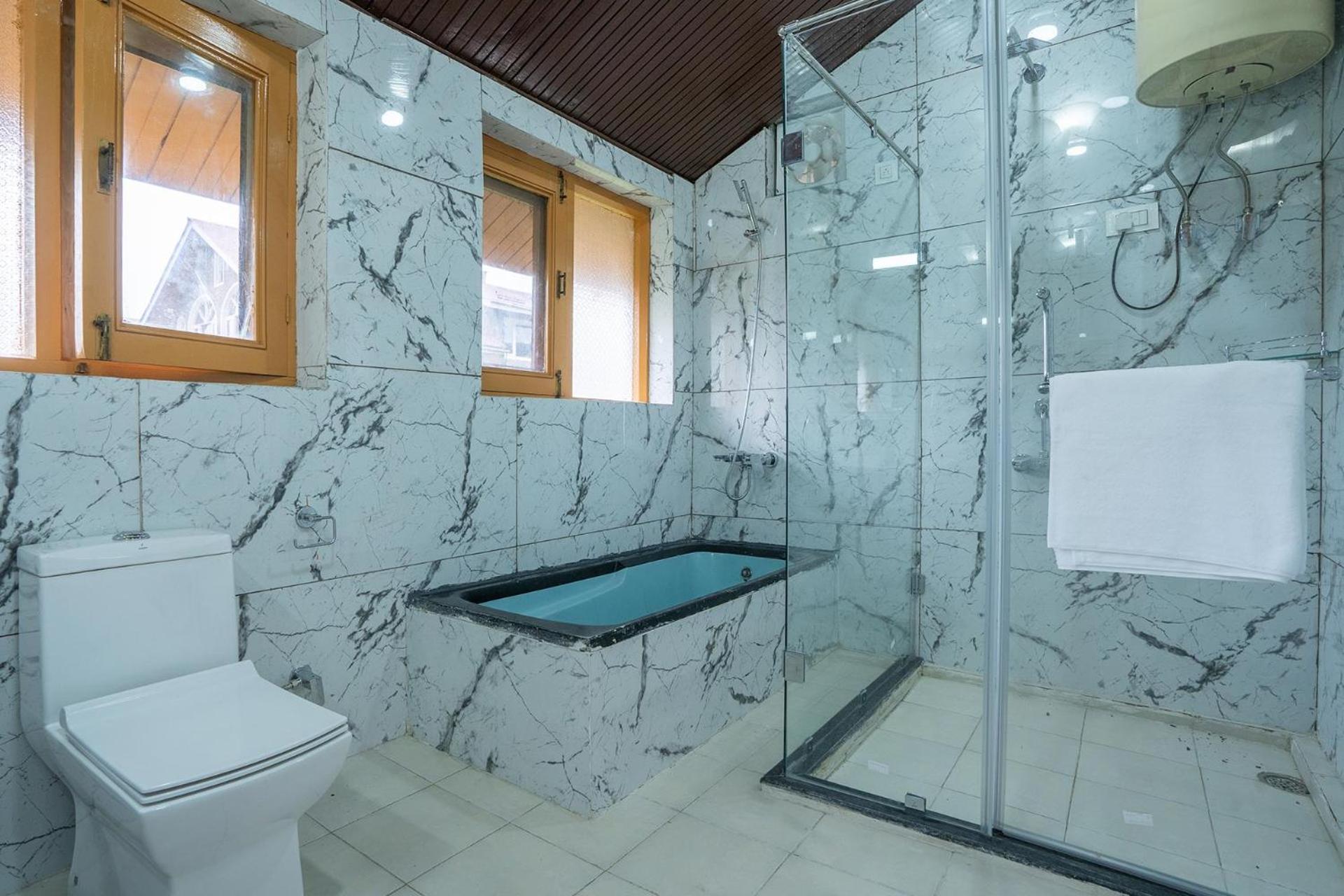 Stayvista At Pinewood Villa - Pet Friendly Villa With Lawn & Pool Table Σριναγκάρ Εξωτερικό φωτογραφία