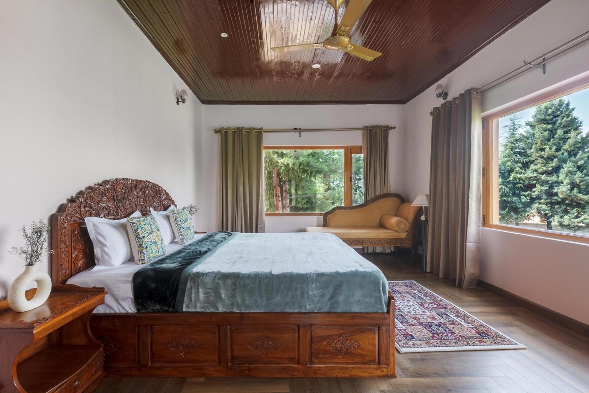 Stayvista At Pinewood Villa - Pet Friendly Villa With Lawn & Pool Table Σριναγκάρ Εξωτερικό φωτογραφία