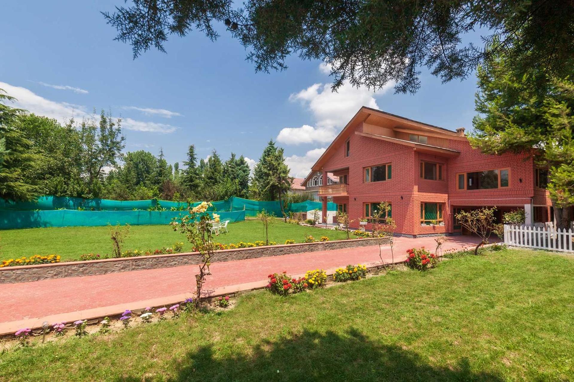 Stayvista At Pinewood Villa - Pet Friendly Villa With Lawn & Pool Table Σριναγκάρ Εξωτερικό φωτογραφία
