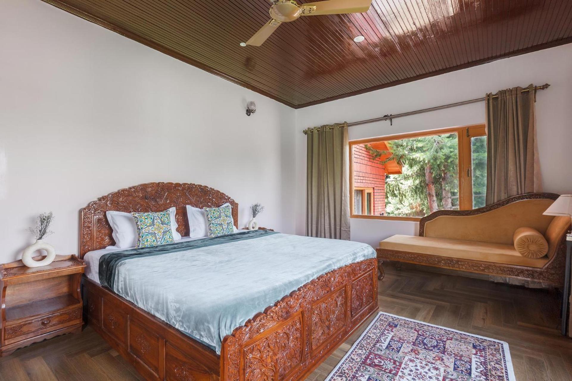 Stayvista At Pinewood Villa - Pet Friendly Villa With Lawn & Pool Table Σριναγκάρ Εξωτερικό φωτογραφία