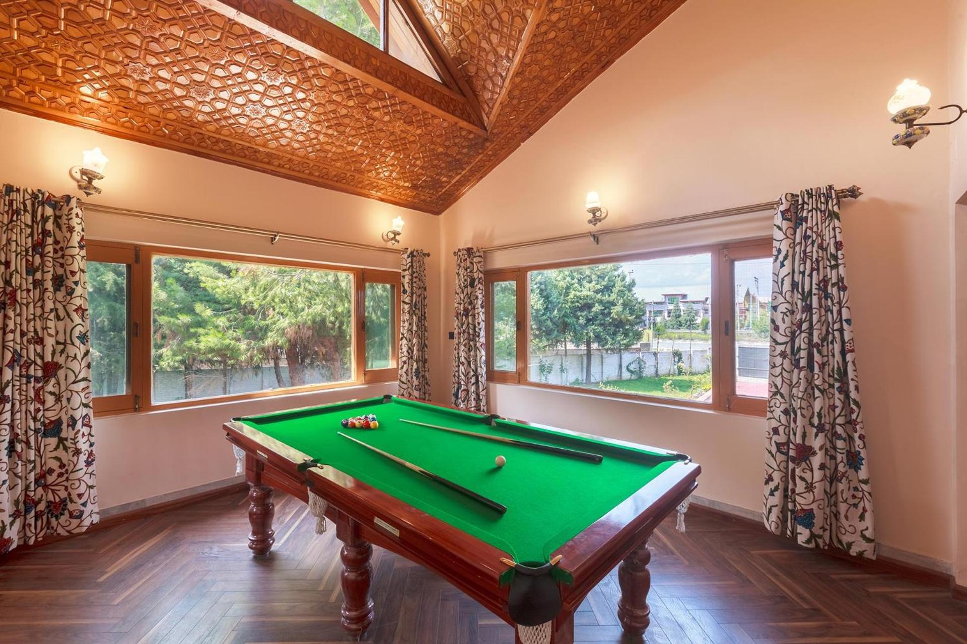Stayvista At Pinewood Villa - Pet Friendly Villa With Lawn & Pool Table Σριναγκάρ Εξωτερικό φωτογραφία