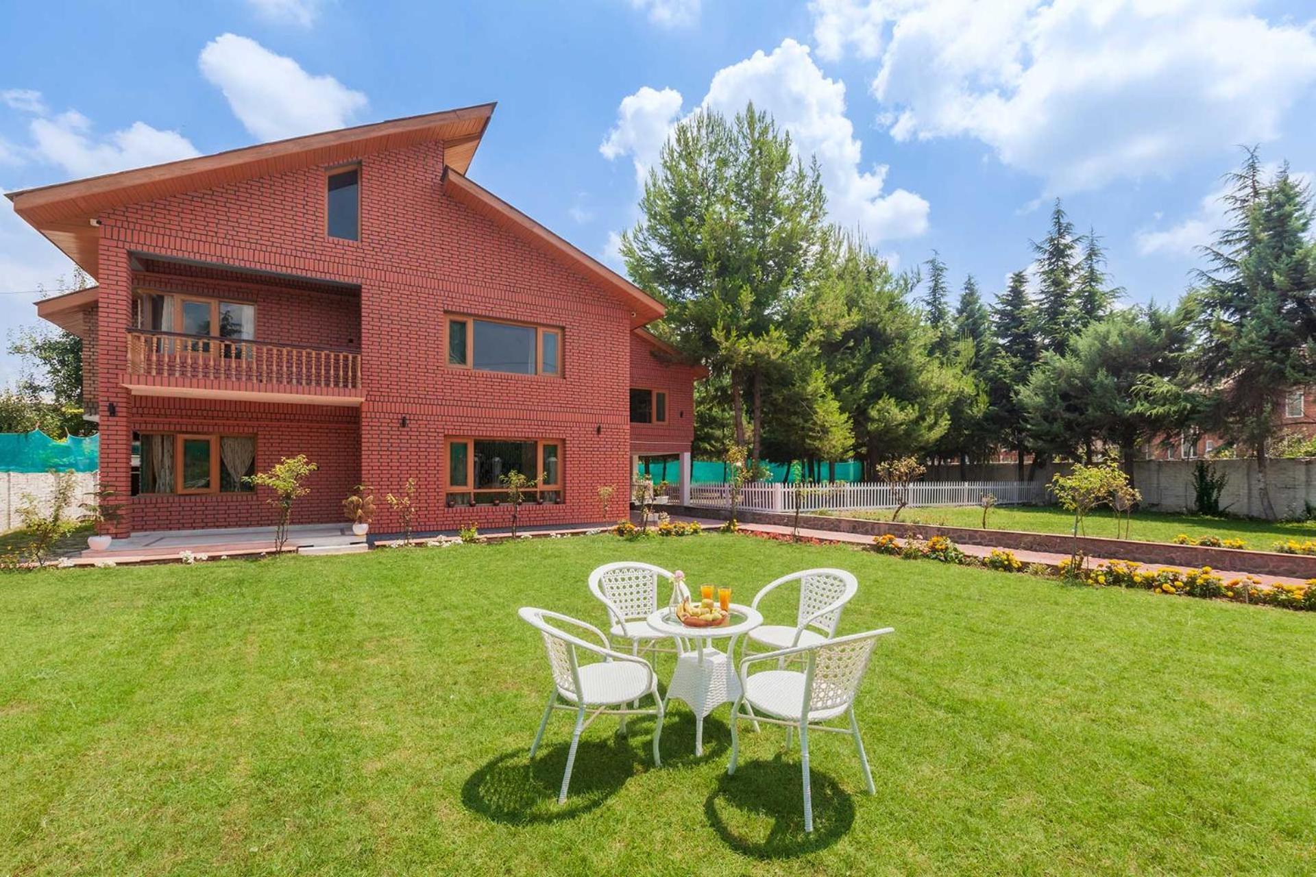 Stayvista At Pinewood Villa - Pet Friendly Villa With Lawn & Pool Table Σριναγκάρ Εξωτερικό φωτογραφία