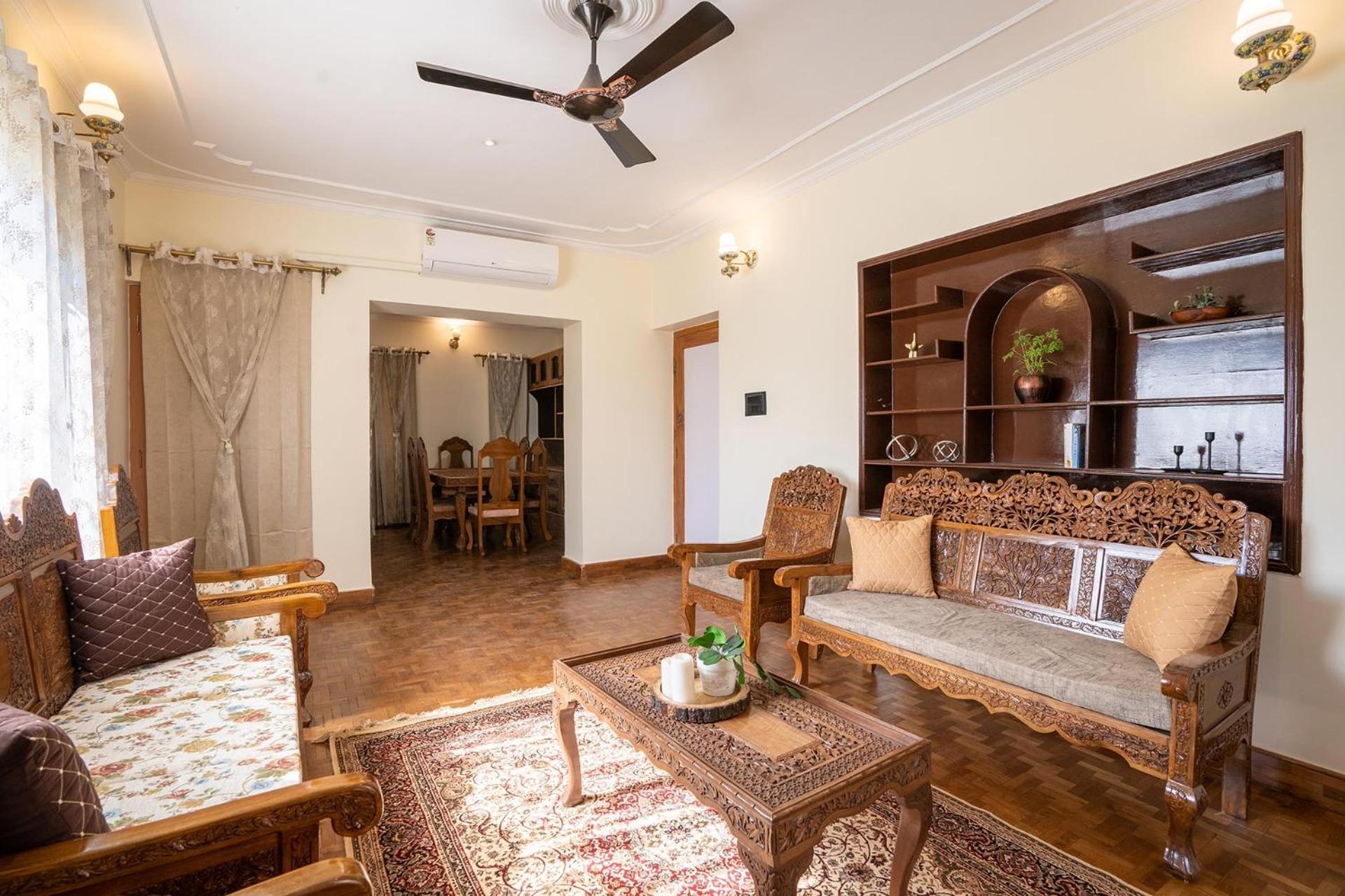 Stayvista At Pinewood Villa - Pet Friendly Villa With Lawn & Pool Table Σριναγκάρ Εξωτερικό φωτογραφία