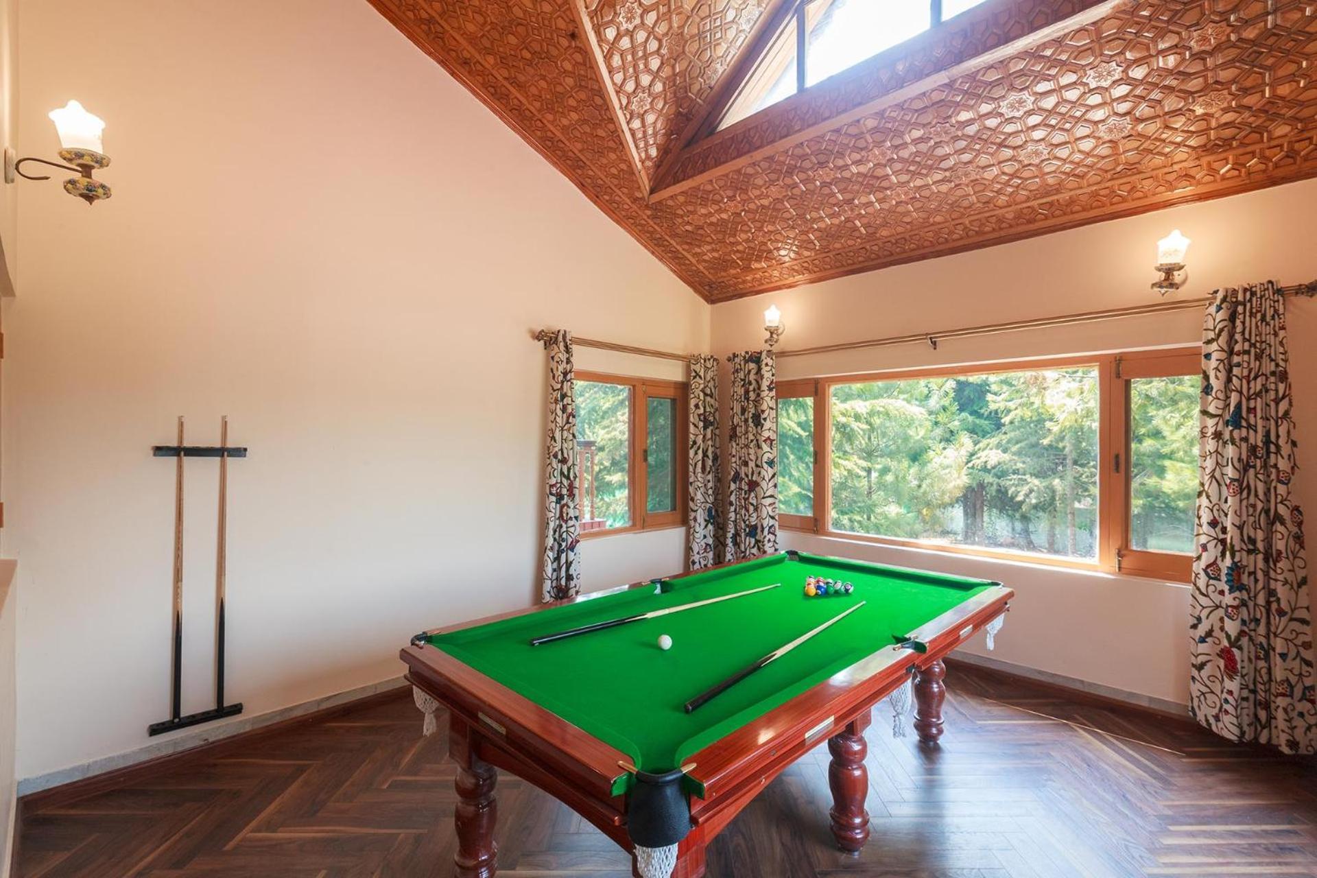 Stayvista At Pinewood Villa - Pet Friendly Villa With Lawn & Pool Table Σριναγκάρ Εξωτερικό φωτογραφία