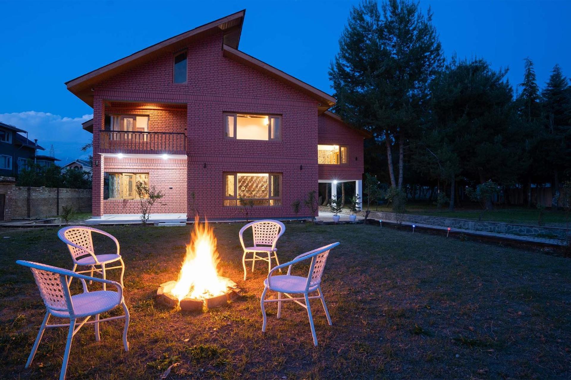 Stayvista At Pinewood Villa - Pet Friendly Villa With Lawn & Pool Table Σριναγκάρ Εξωτερικό φωτογραφία