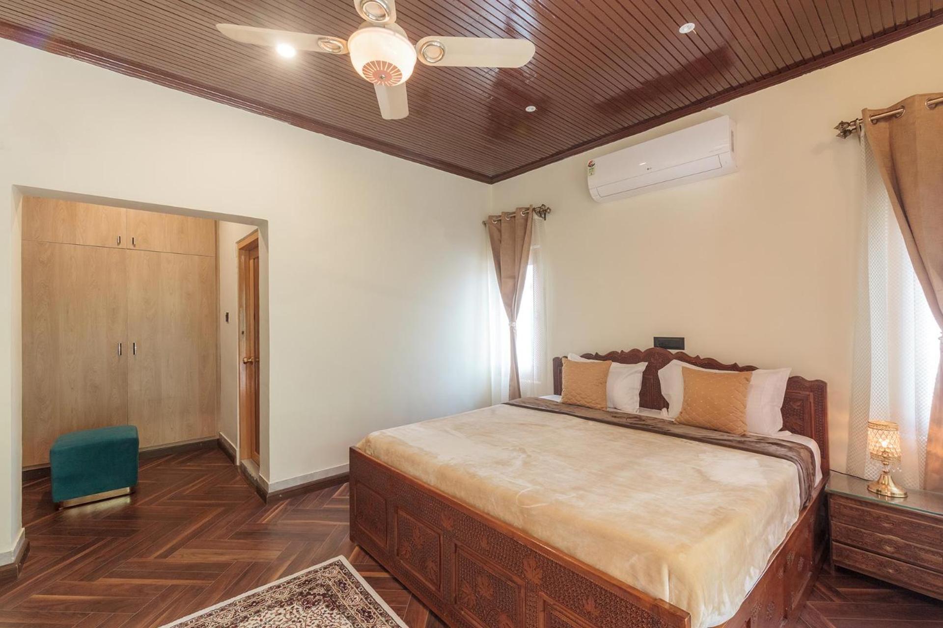 Stayvista At Pinewood Villa - Pet Friendly Villa With Lawn & Pool Table Σριναγκάρ Εξωτερικό φωτογραφία