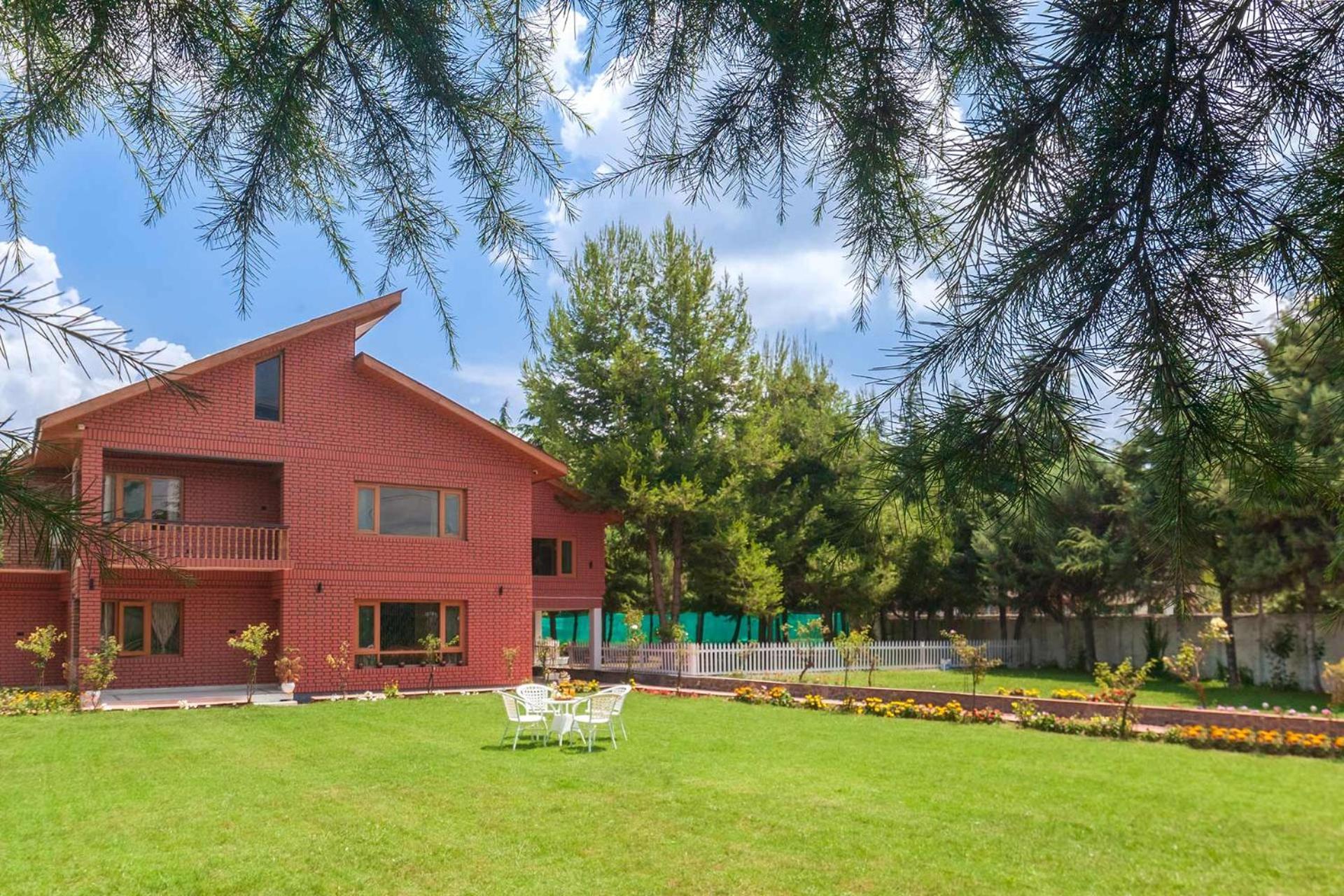 Stayvista At Pinewood Villa - Pet Friendly Villa With Lawn & Pool Table Σριναγκάρ Εξωτερικό φωτογραφία