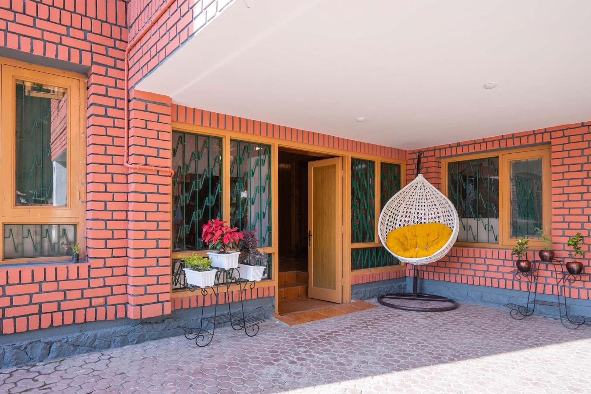 Stayvista At Pinewood Villa - Pet Friendly Villa With Lawn & Pool Table Σριναγκάρ Εξωτερικό φωτογραφία