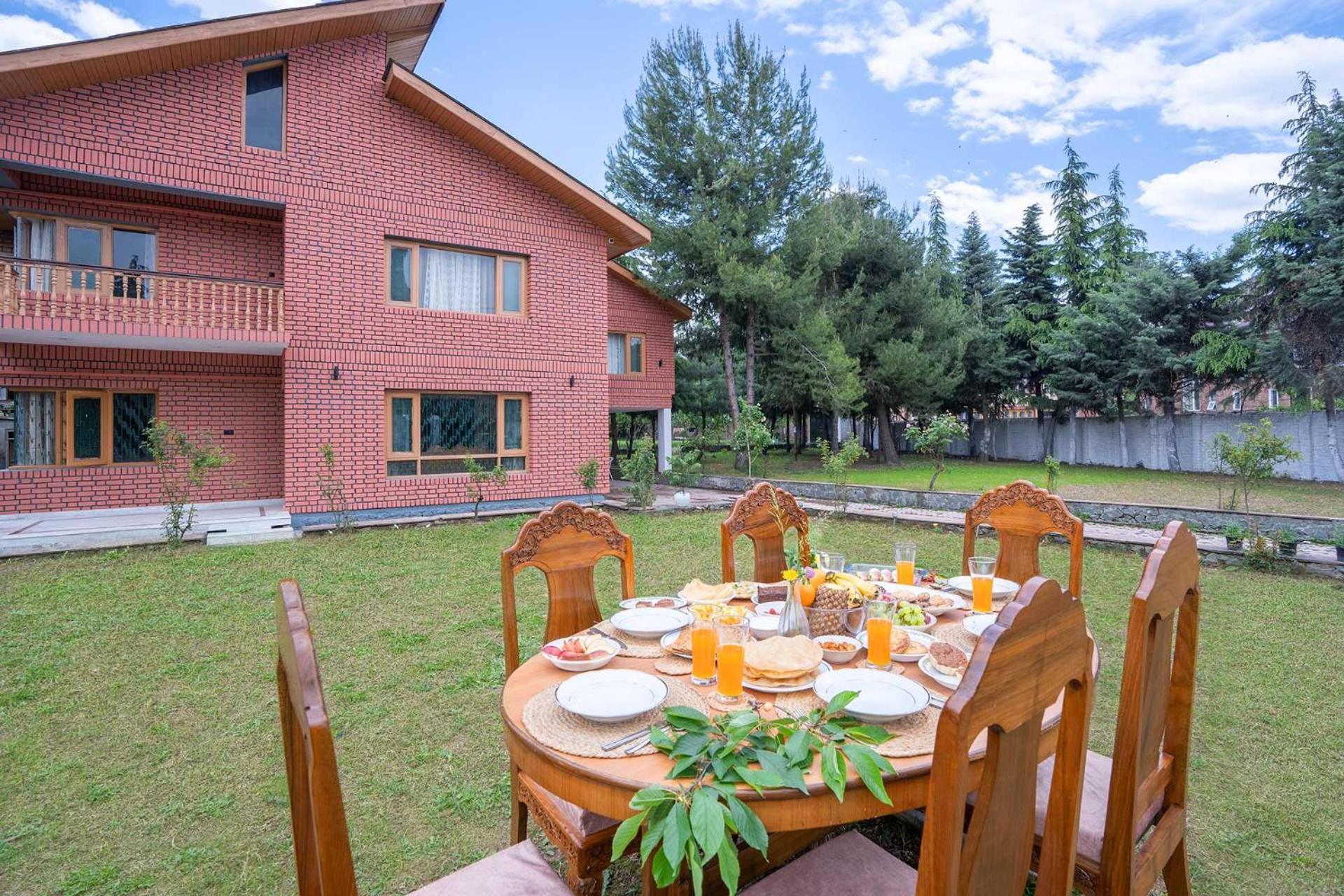 Stayvista At Pinewood Villa - Pet Friendly Villa With Lawn & Pool Table Σριναγκάρ Εξωτερικό φωτογραφία